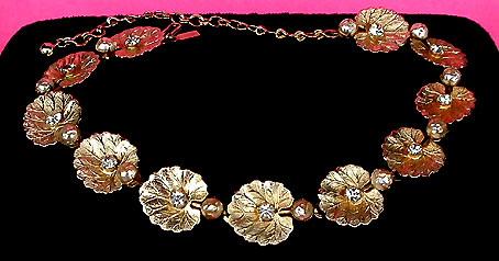 a beautiful vintage costume jewelry necklace unsigned