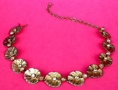 a beautiful vintage costume jewelry necklace unsigned