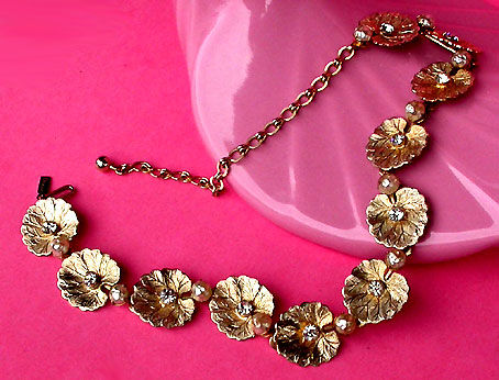a beautiful vintage costume jewelry necklace unsigned
