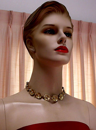 a beautiful vintage costume jewelry necklace unsigned