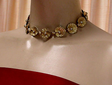 a beautiful vintage costume jewelry necklace unsigned