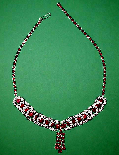 a beautiful vintage costume jewelry necklace unsigned