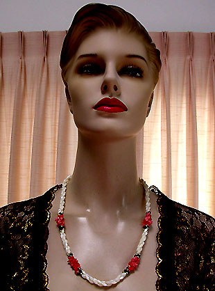 a beautiful vintage costume jewelry necklace unsigned