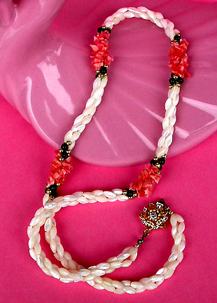 a beautiful vintage costume jewelry necklace unsigned
