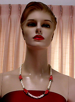 a beautiful vintage costume jewelry necklace unsigned