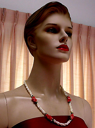 a beautiful vintage costume jewelry necklace unsigned