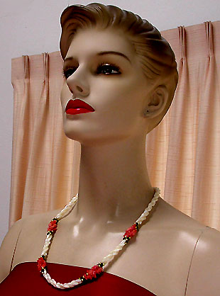 a beautiful vintage costume jewelry necklace unsigned