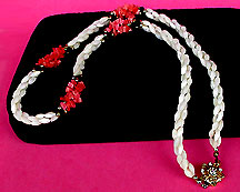 a beautiful vintage costume jewelry necklace unsigned