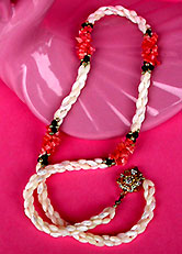 a beautiful vintage costume jewelry necklace unsigned