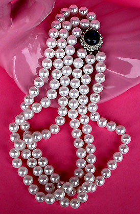 a beautiful vintage costume jewelry necklace unsigned