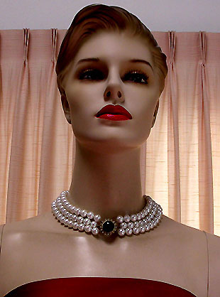 a beautiful vintage costume jewelry necklace unsigned