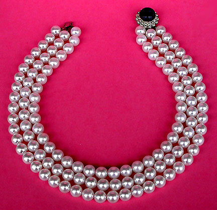 a beautiful vintage costume jewelry necklace unsigned