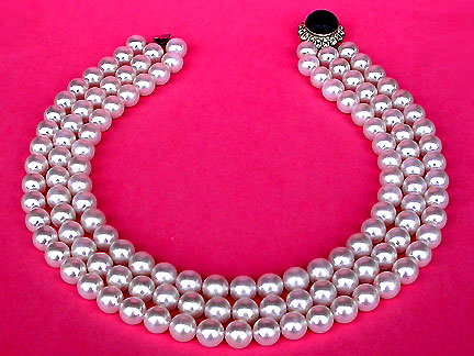 a beautiful vintage costume jewelry necklace unsigned