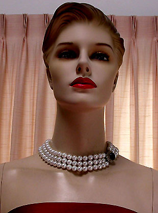 a beautiful vintage costume jewelry necklace unsigned