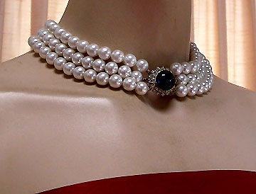 a beautiful vintage costume jewelry necklace unsigned