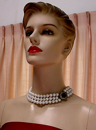a beautiful vintage costume jewelry necklace unsigned