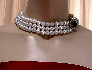 a beautiful vintage costume jewelry necklace unsigned