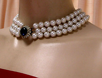 a beautiful vintage costume jewelry necklace unsigned