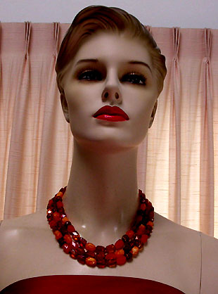 a beautiful vintage costume jewelry necklace unsigned