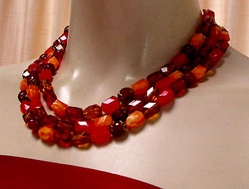 a beautiful vintage costume jewelry necklace unsigned