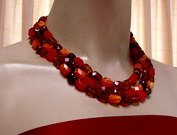 a beautiful vintage costume jewelry necklace unsigned