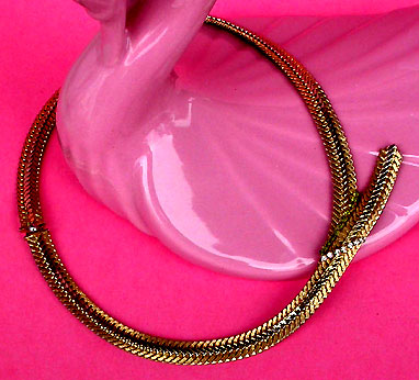 a beautiful vintage costume jewelry necklace unsigned