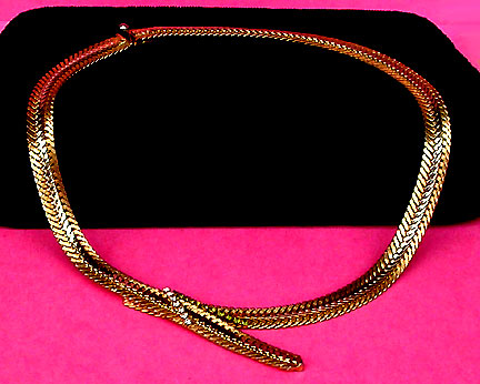 a beautiful vintage costume jewelry necklace unsigned