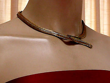 a beautiful vintage costume jewelry necklace unsigned