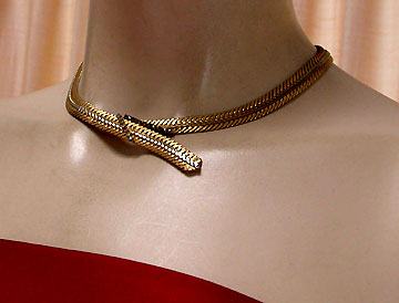a beautiful vintage costume jewelry necklace unsigned