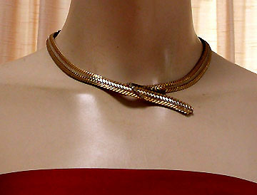 a beautiful vintage costume jewelry necklace unsigned