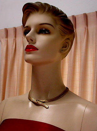 a beautiful vintage costume jewelry necklace unsigned
