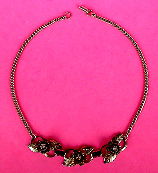 a beautiful vintage costume jewelry necklace unsigned