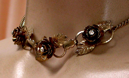 a beautiful vintage costume jewelry necklace unsigned