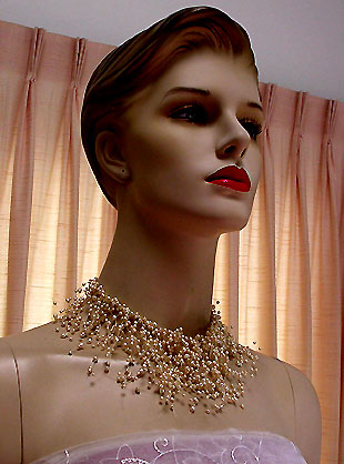 a beautiful vintage costume jewelry necklace unsigned