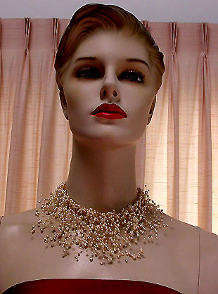 a beautiful vintage costume jewelry necklace unsigned
