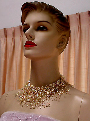 a beautiful vintage costume jewelry necklace unsigned