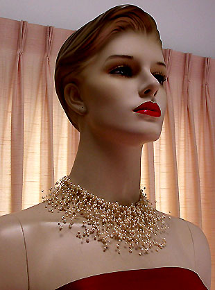a beautiful vintage costume jewelry necklace unsigned