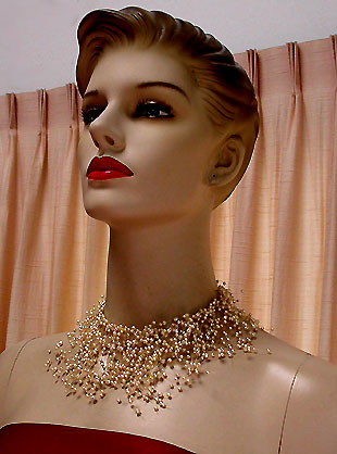 a beautiful vintage costume jewelry necklace unsigned