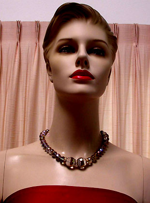 a beautiful vintage costume jewelry necklace unsigned
