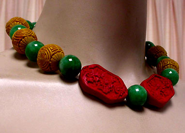a beautiful vintage costume jewelry necklace unsigned