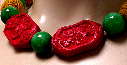 a beautiful vintage costume jewelry necklace unsigned
