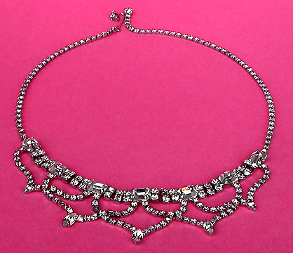 a beautiful vintage costume jewelry necklace unsigned