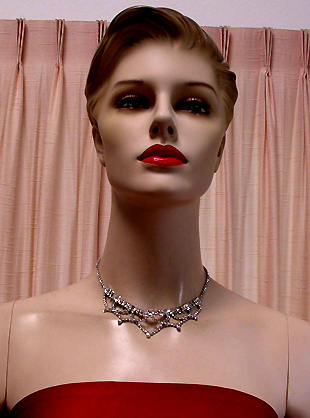 a beautiful vintage costume jewelry necklace unsigned