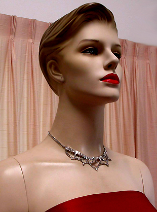 a beautiful vintage costume jewelry necklace unsigned