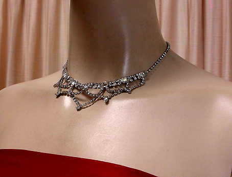 a beautiful vintage costume jewelry necklace unsigned
