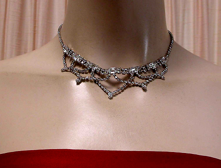 a beautiful vintage costume jewelry necklace unsigned