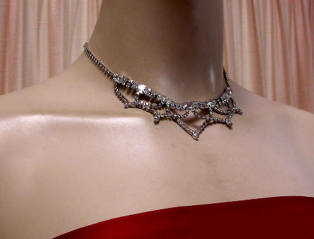 a beautiful vintage costume jewelry necklace unsigned