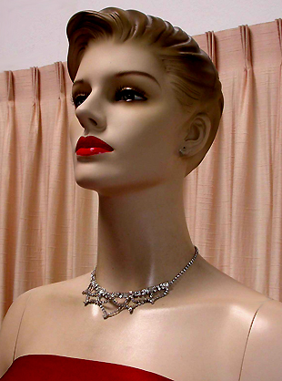 a beautiful vintage costume jewelry necklace unsigned
