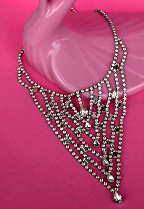 a beautiful vintage costume jewelry necklace unsigned