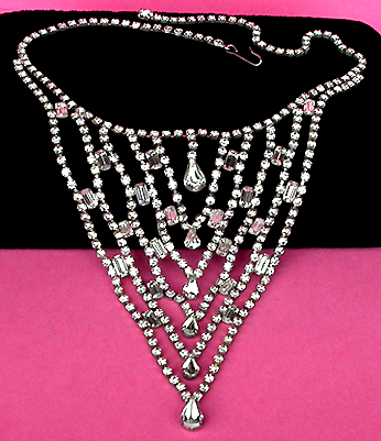 a beautiful vintage costume jewelry necklace unsigned